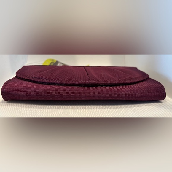 Travelon | RFID blocking, bifold travel wallet - Picture 5 of 13